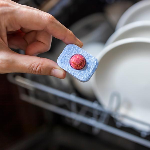 Korišćenje deterdženta (kapsula) za pranje sudova